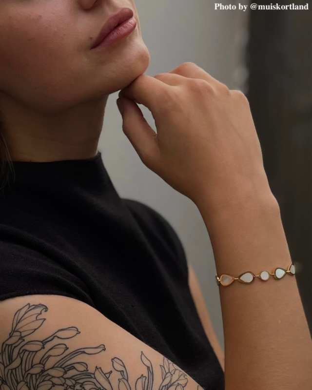 Influencer met gouden parelmoer armband