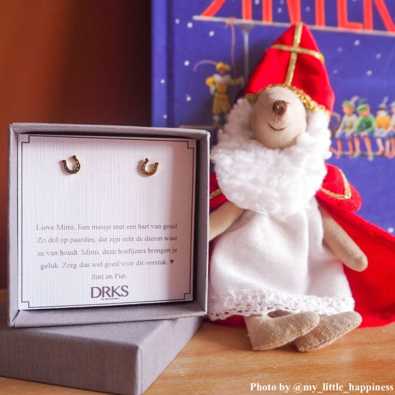 influencer ontvangt sint cadeautje oorbellen