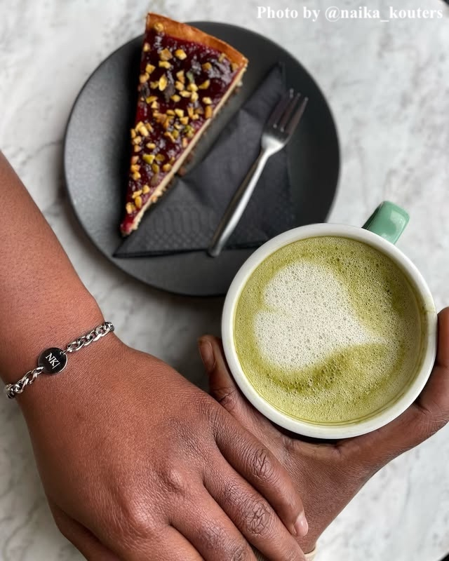 Influencer draagt de schakelarmband met initialen.
