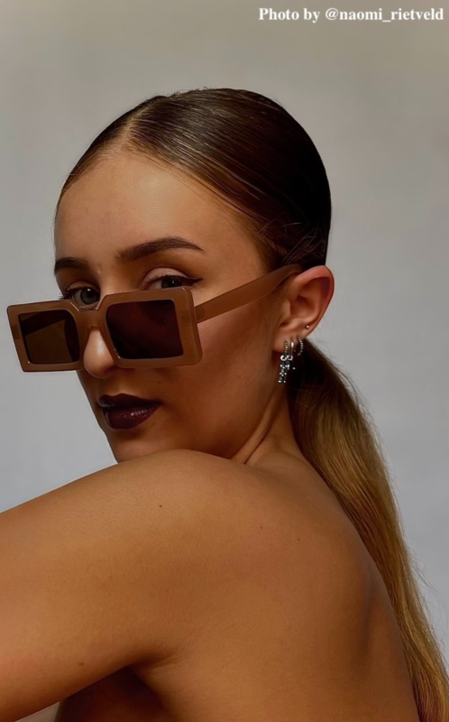 Influencer met groene oorbelle \n