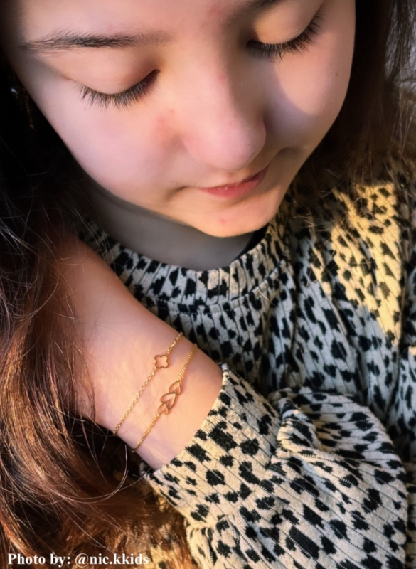 Influencer gouden armband.