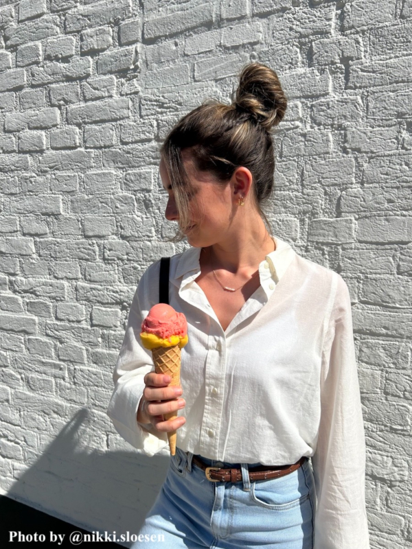 Parel ketting bij influencer.