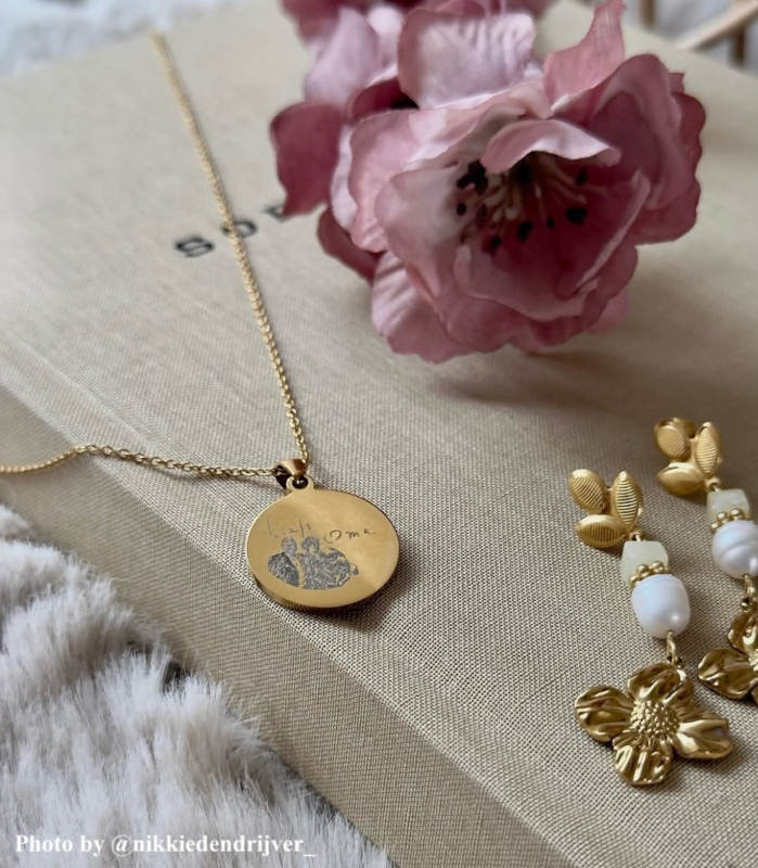 Parel flower oorbel goudkleurig.