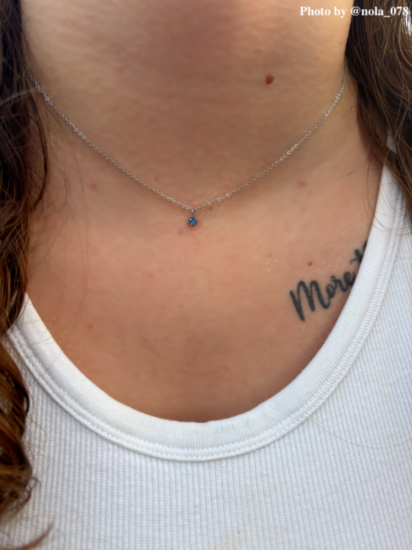 Influencer met birthstone ketting