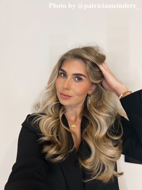 influencer draagt goudkleurige initial hart ketting 2 hartjes