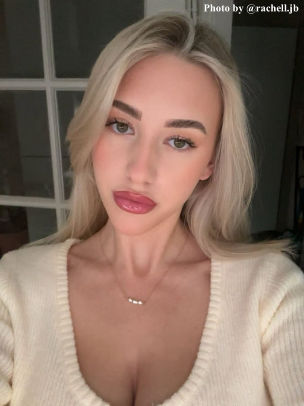 influencer draagt parelketting