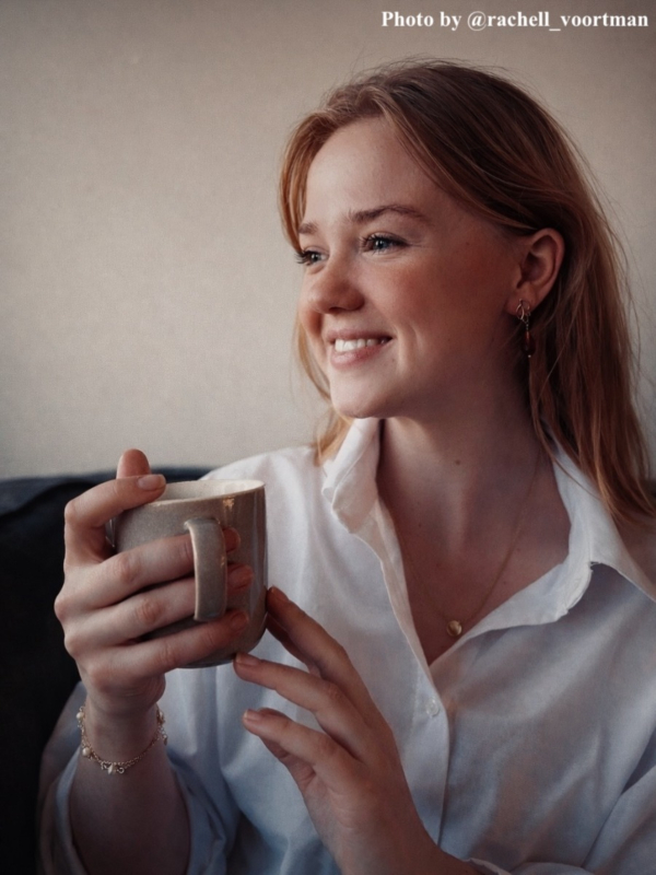 Influencer draagt gouden oorbellen met bruine steen