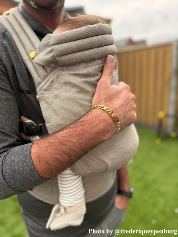 influencer met graveerbare mannen armband goud