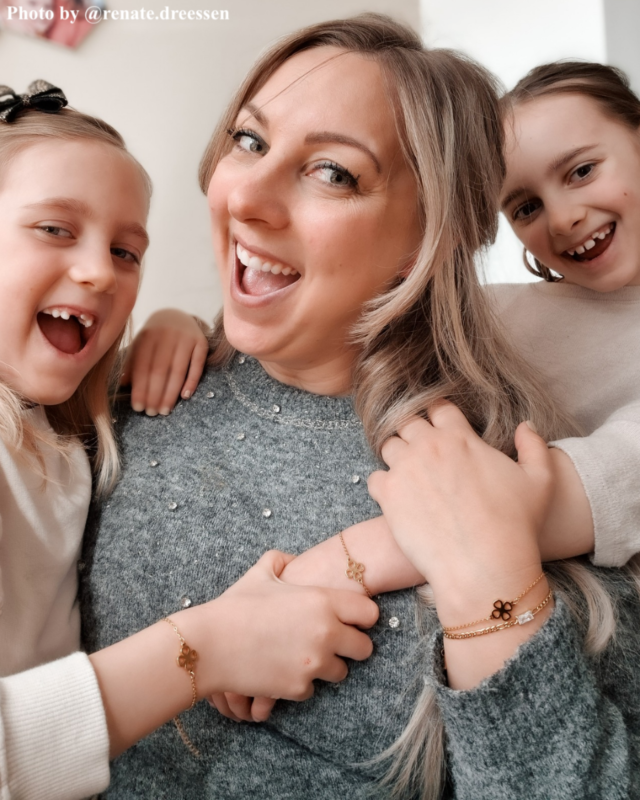 Model met de moeder dochter armbanden 