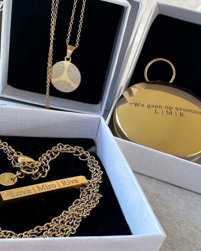 Influencer met de graveerbare bar ketting. 
