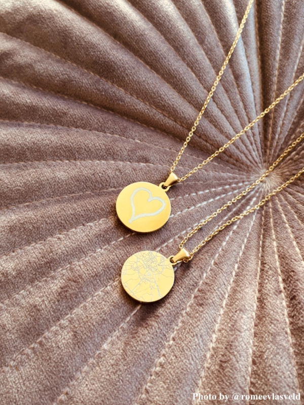 Kinder ketting tekening ketting bij een influencer.