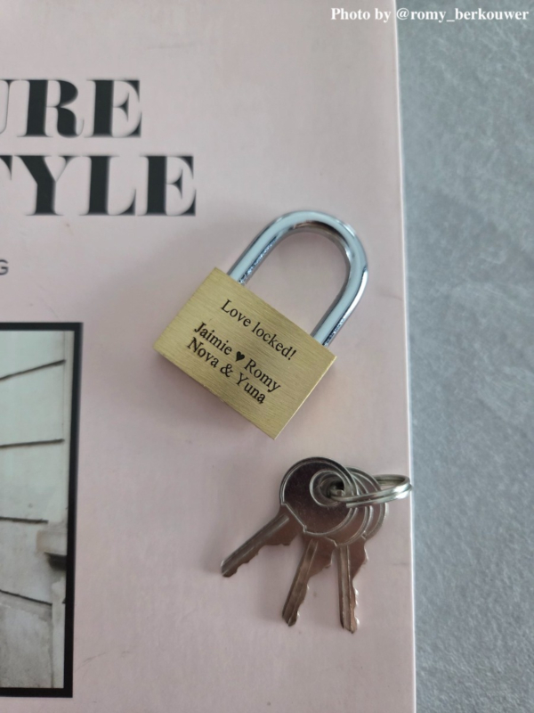 Influencer met gouden slotje