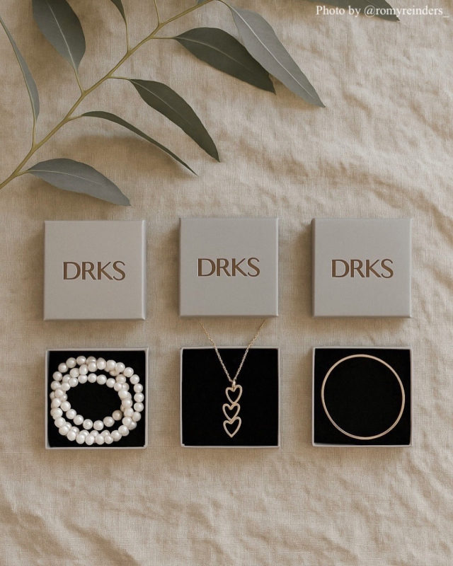 Influencer foto met kettingen en bangle