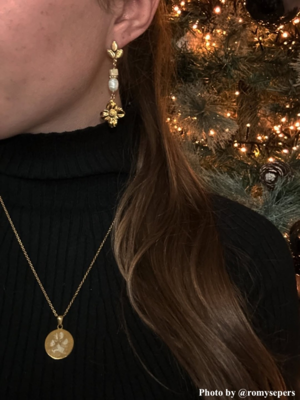 influencer draagt Parel oorbellen flower goudkleurig