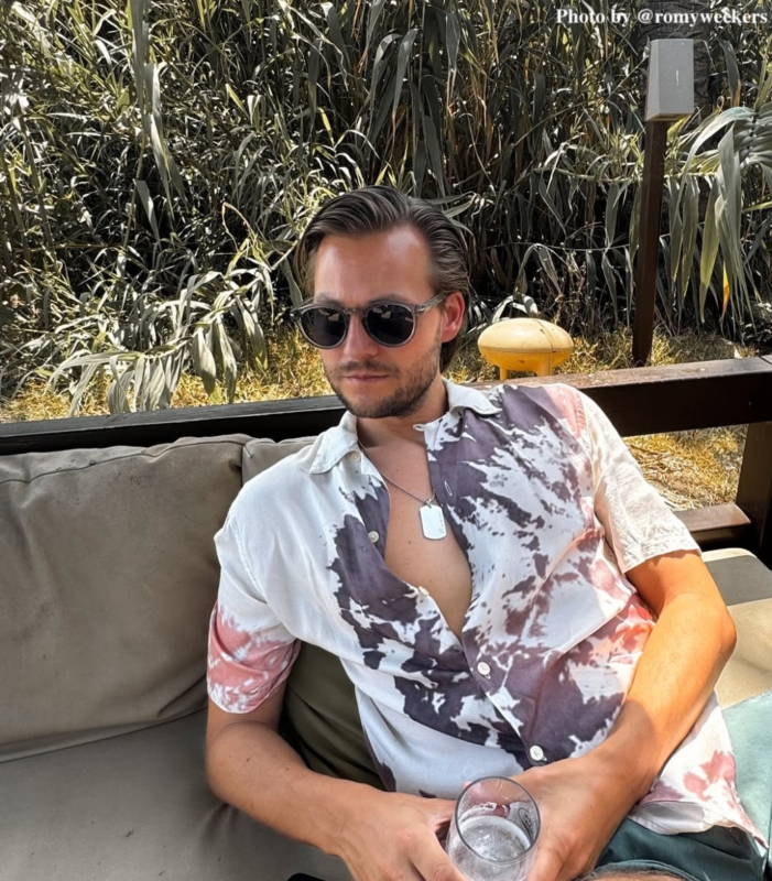 Influencer met dog tag ketting