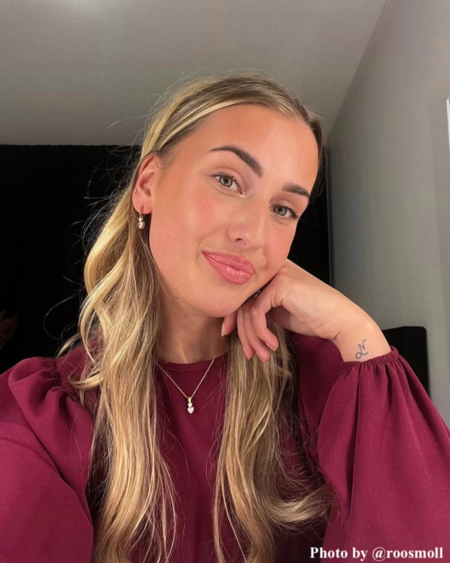 Influencer met hartjes sieraden