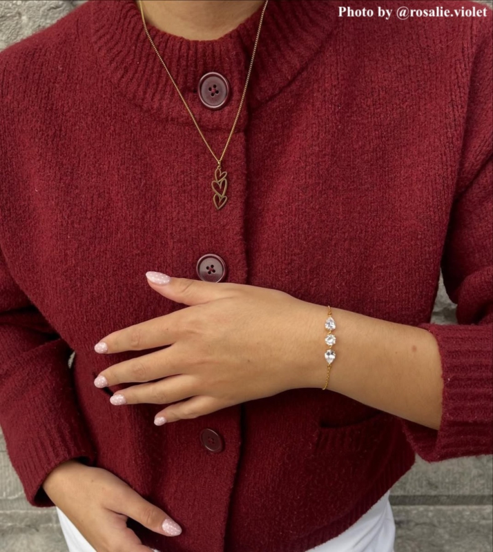 Influencer draagt armband DRKS