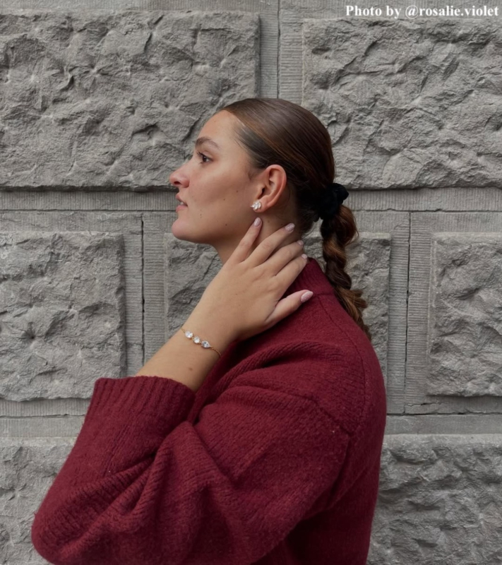 influencer draagt armband