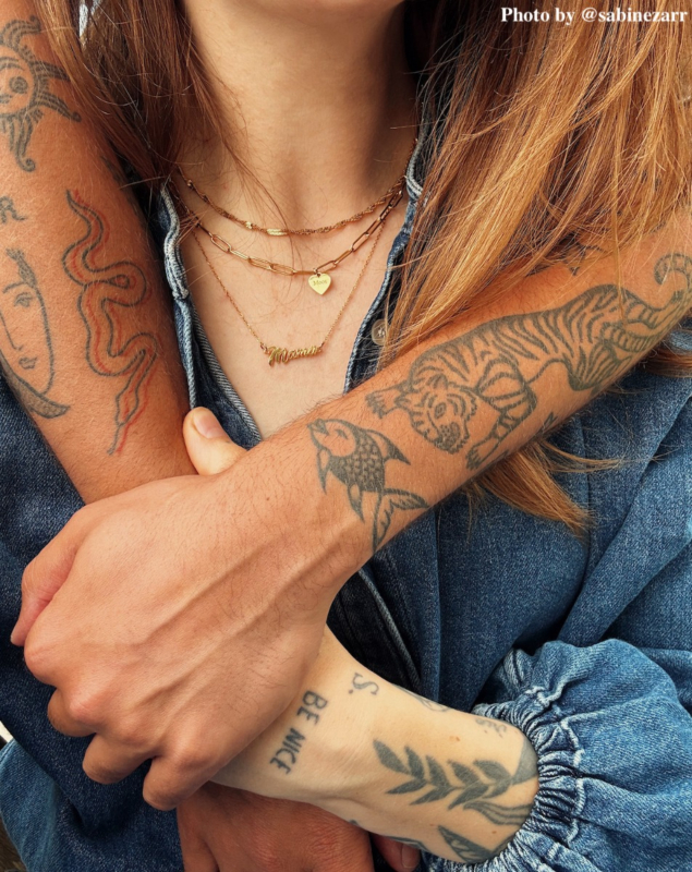 Influencer met gouden necklace party