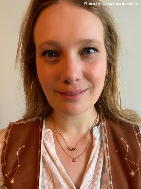 Influencer met initial ketting en hartjesketting