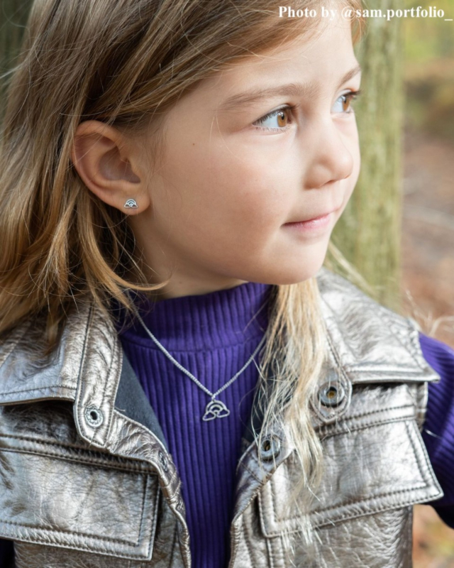 influencer kind met oorbellen en ketting rainbow