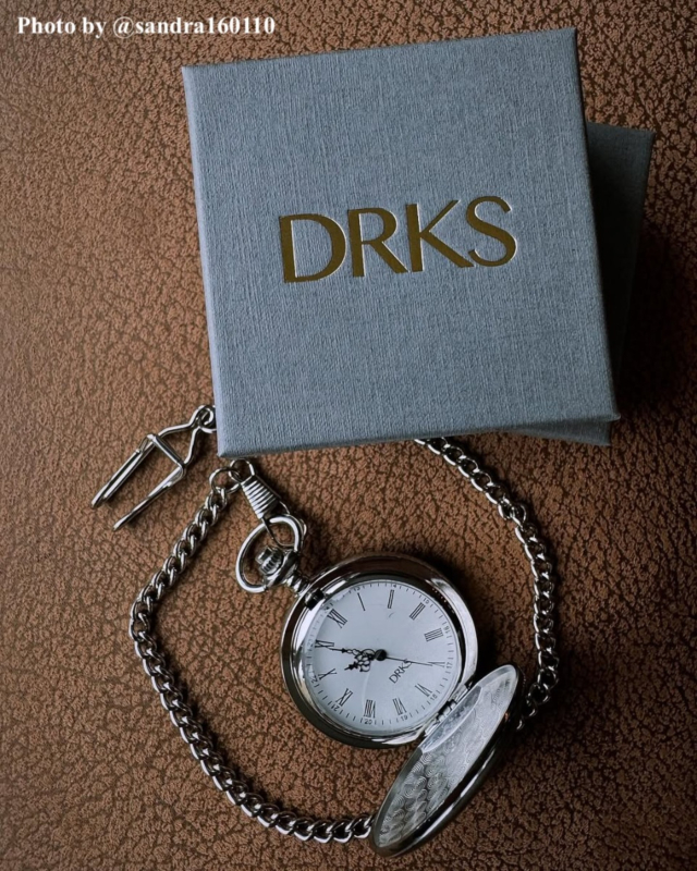 Influencer met zilveren pocket watch