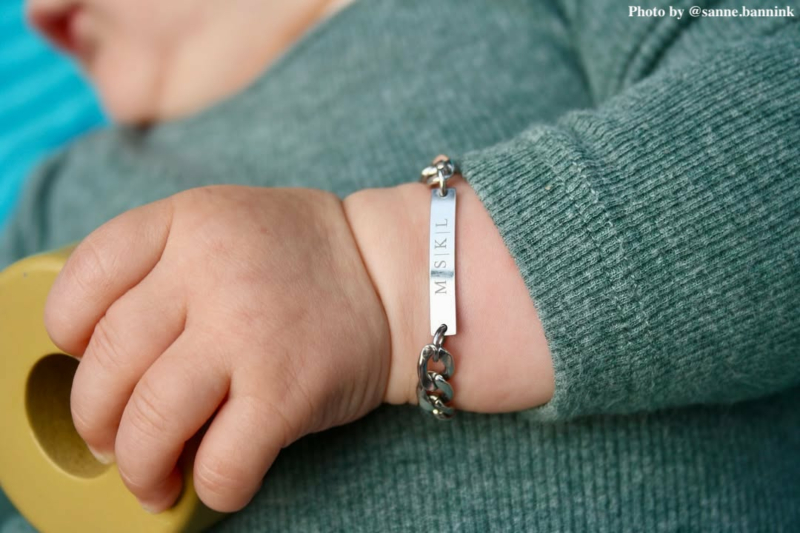 Influencer kindje met zilver armbandje