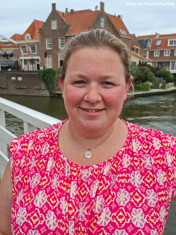 Influencer met WWM ketting