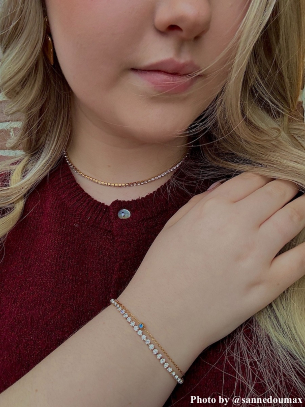 Influencer met armparty