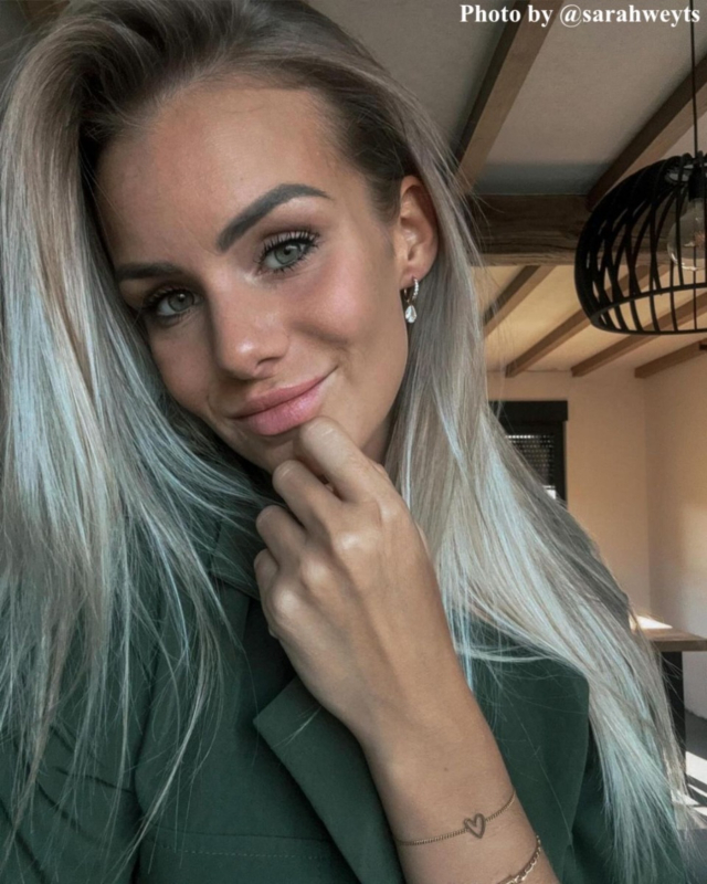 influencer draagt gouden sieraden