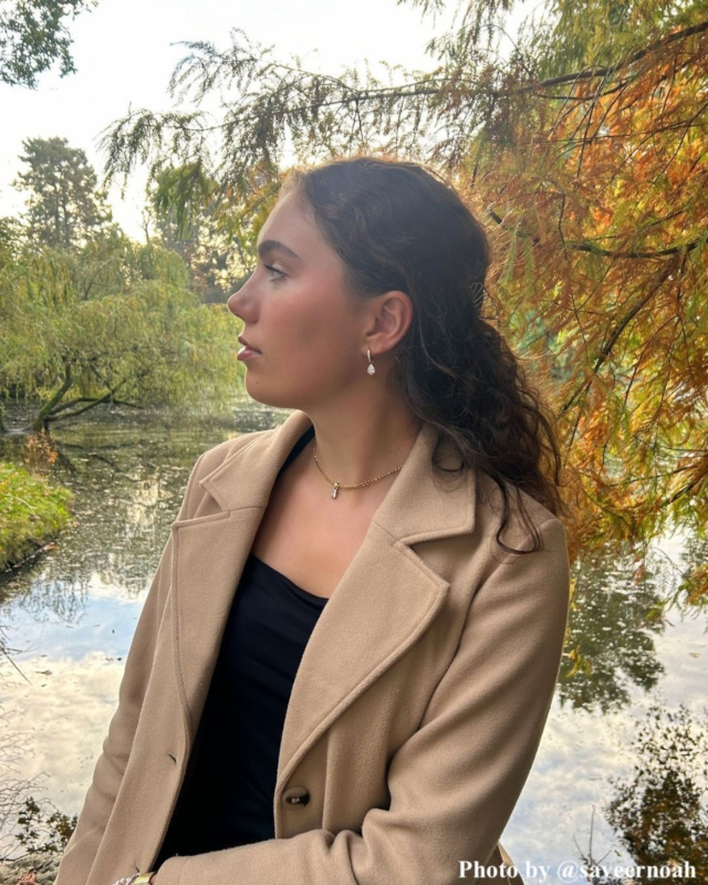 influencer draagt gouden sieraden