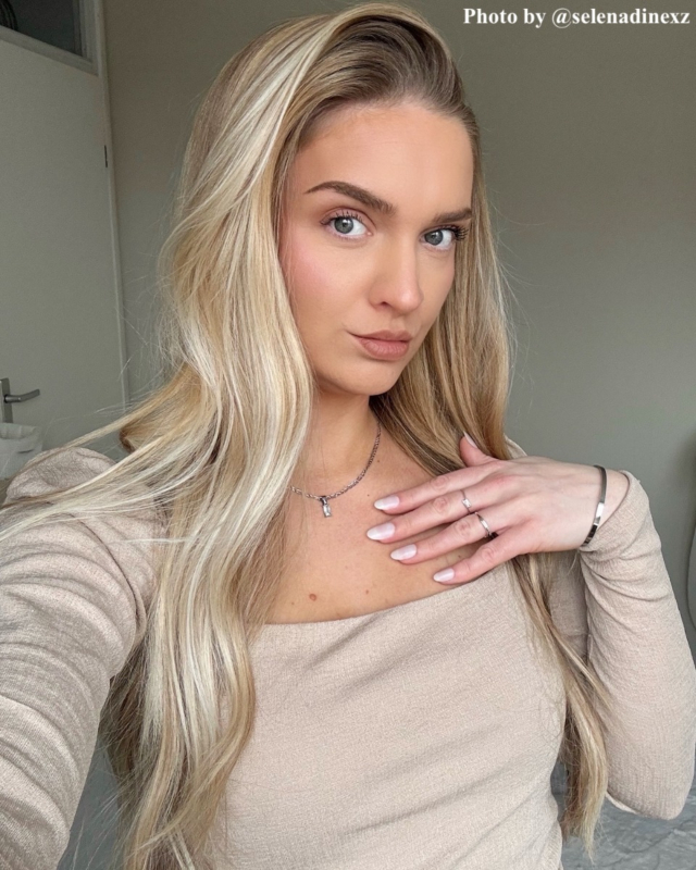 Influencer met zilveren ketting