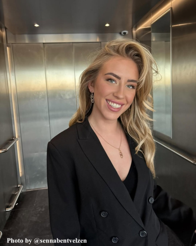 Influencer met triple heart sieraden