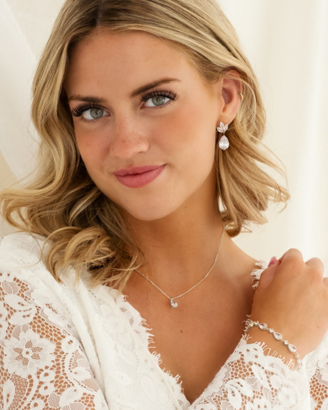 Model draagt zilveren sieraden look