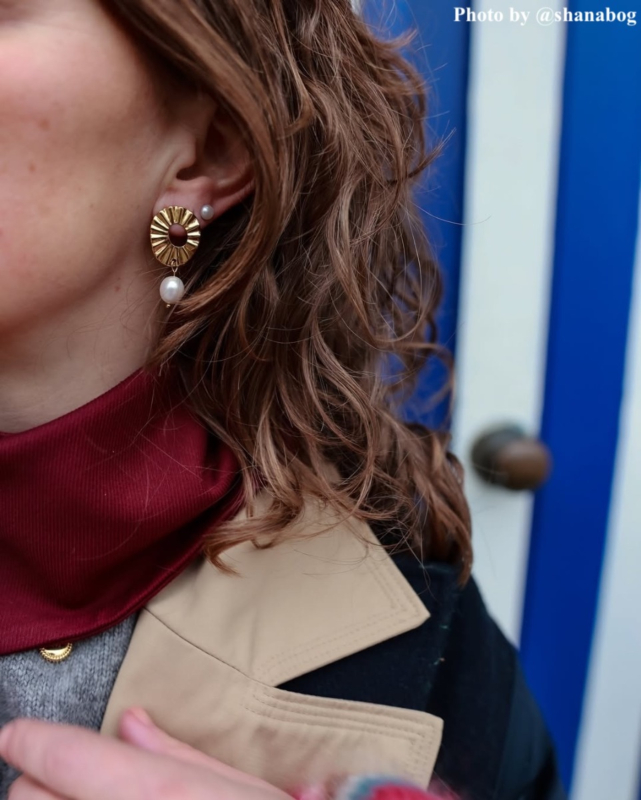 Influencer met gouden parel oorbellen