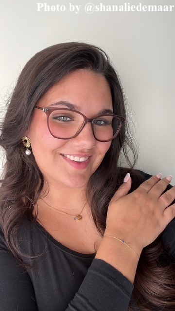 influencer draagt trendy parel oorbellen