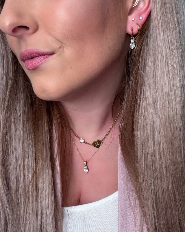 Influencer met gouden crystal sieraden