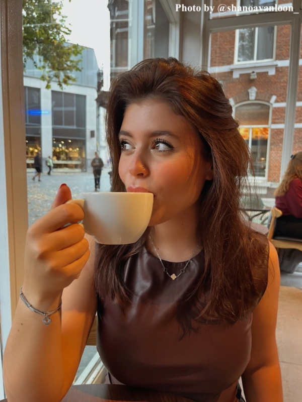 influencer drinkt thee/koffie en draagt armband