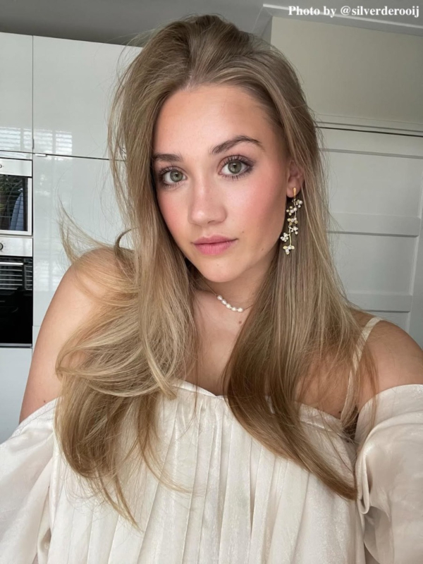 Influencer met parelsieraden