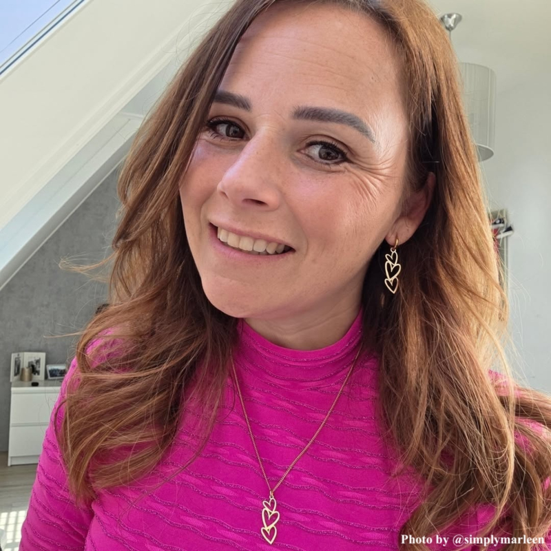 Influencer draagt gouden hartjes oorbellen