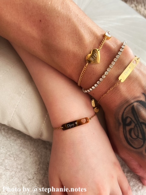 Influencer draagt gouden gegraveerde armband met hart