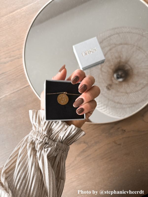 Influencer met initialen ketting