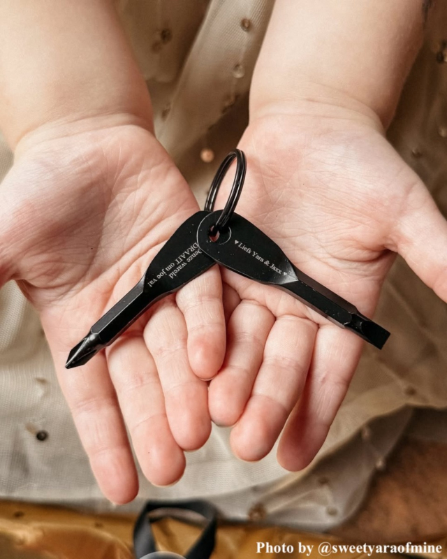 Influencer met zwarte schroevendraaier sleutelhanger