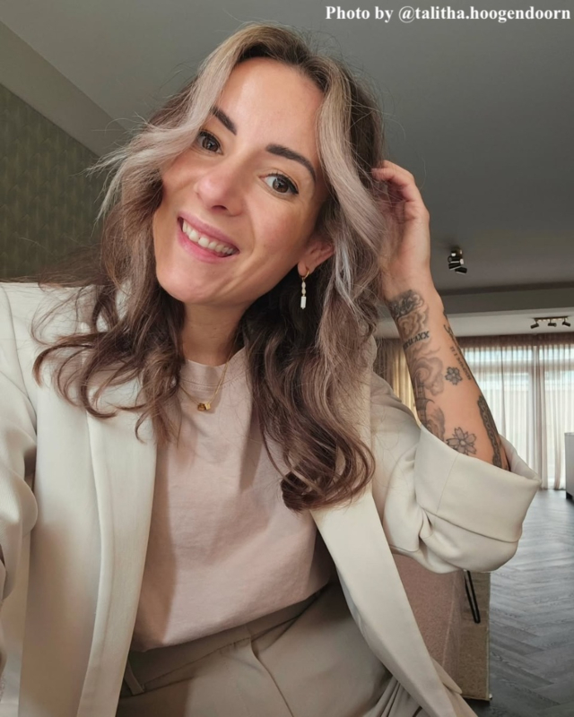 Influencer met cubes ketting