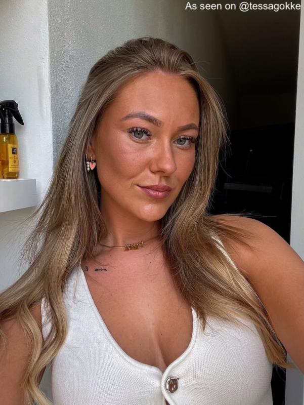 Influencer met gouden sieraden