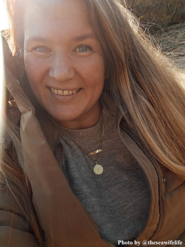 influencer draagt goudkleurige familieketting