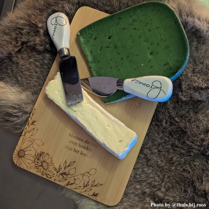 Influencer met het borrelplankje met gravering.