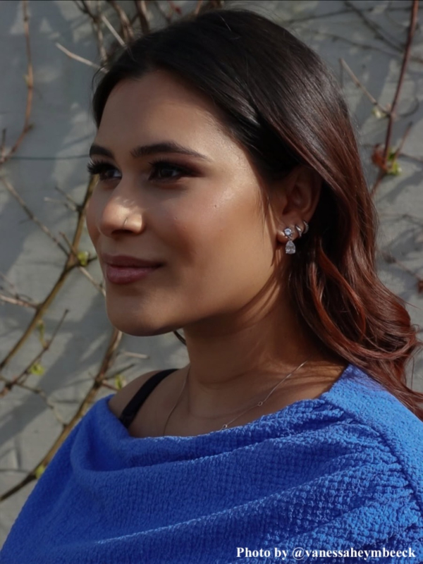 Influencer met sparkle oorbellen