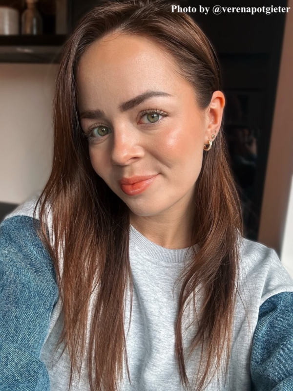 influencer draagt gouden oorringetjes