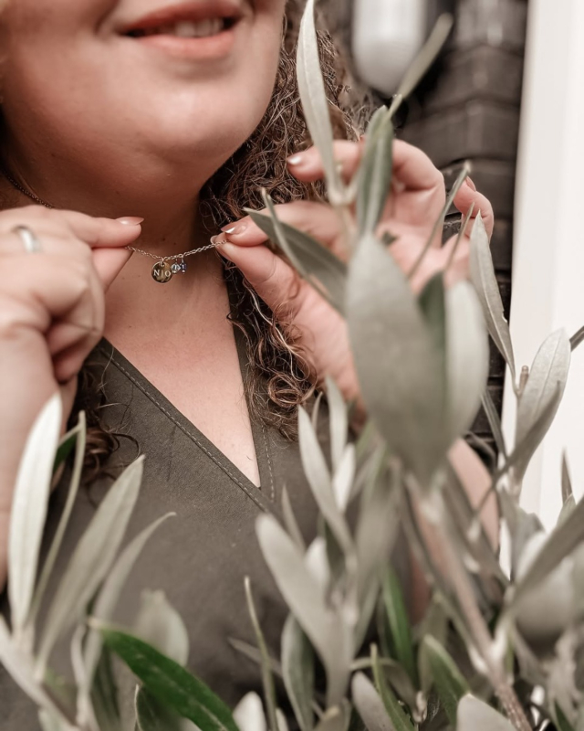 influencer met birth stone ketting